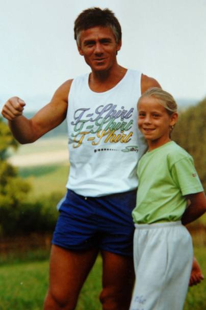 Una giovanissma Denise Karbon con il pap. L&#39;azzurra, specialista di slalom e gigante,  nata a Bressanone il 16 agosto 1980